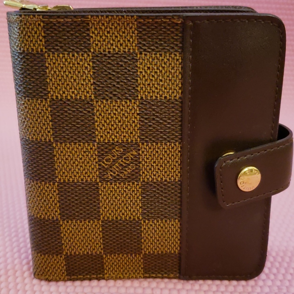 Louis Vuitton Damier Zip wallet